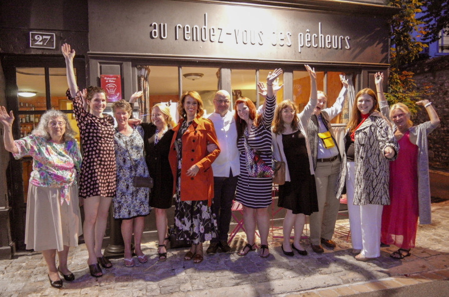 Happy people posing and waving, Loire Valley Tour Itinerary