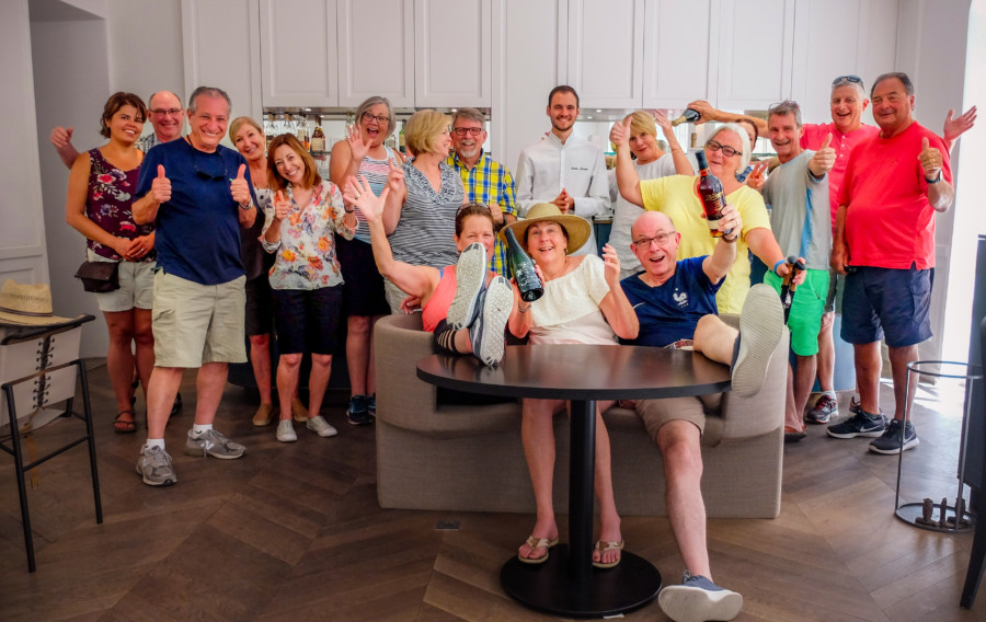 Group od happy, smiling people posing for a photo on a Provencce Walking tour