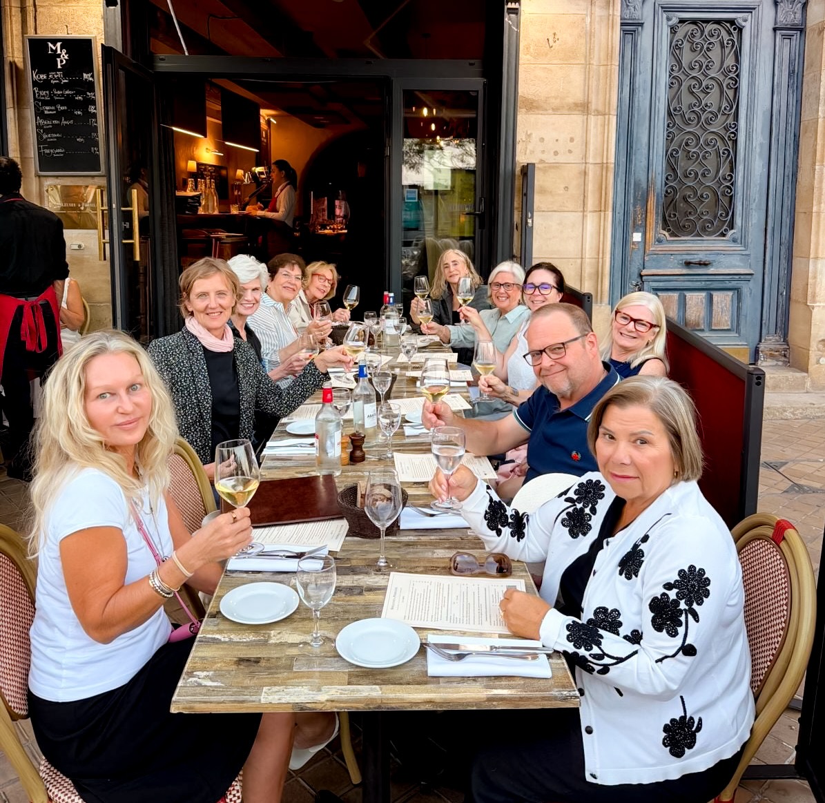 bordeaux-dinner-group